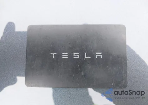 2022 Tesla Model Y Long Range Dual Motor All-Wheel Drive z USA, uszkodzony, nr VIN 7SAYGDEE8NF576652